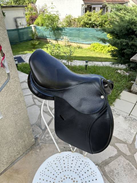 Selle Cuir Noire taille 17 très bon état 