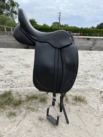 Selle de dressage parfait état 