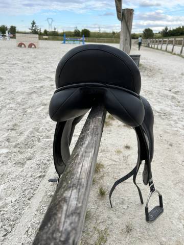 Selle de dressage parfait état 