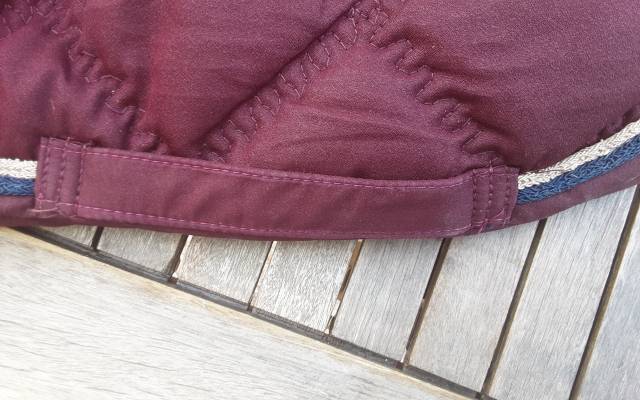 Tapis bordeaux poney D