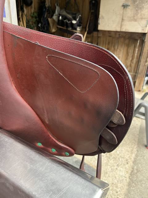 Selle 17 pouces Équipe 2023