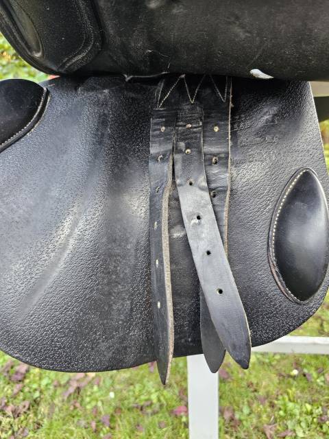 Selle Jump'in One noire 17 pouces à vendre