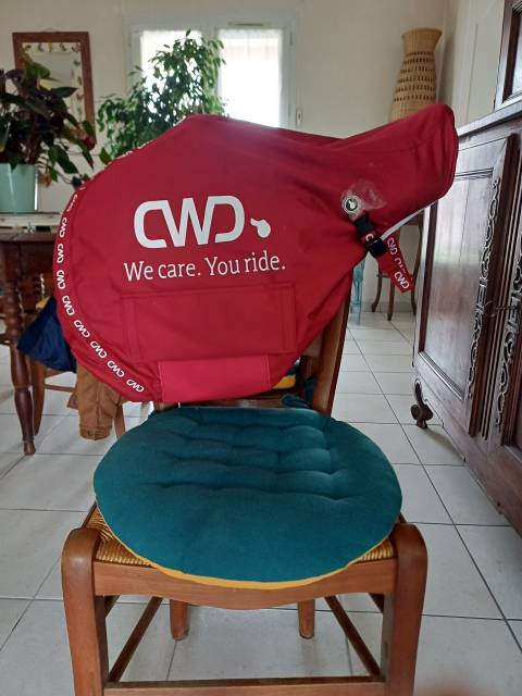 SELLE NEUVE JAMAIS UTILISEE CLASSIQUE POUR CSO