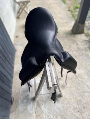 Selle dressage Aulion Noire 17 pouces 