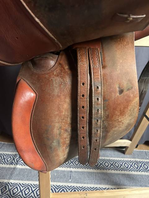 Selle avec sa sangle et étriers