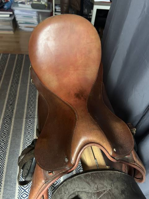 Selle avec sa sangle et étriers