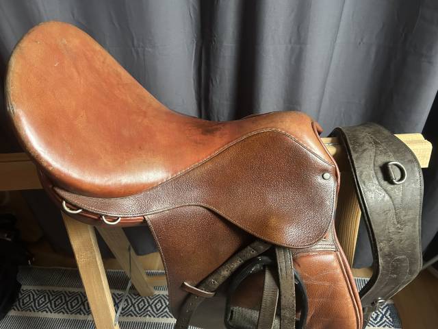 Selle avec sa sangle et étriers