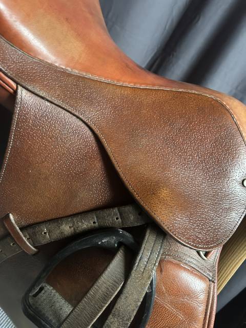 Selle avec sa sangle et étriers