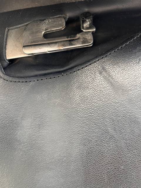 Selle en cuir noir 15"