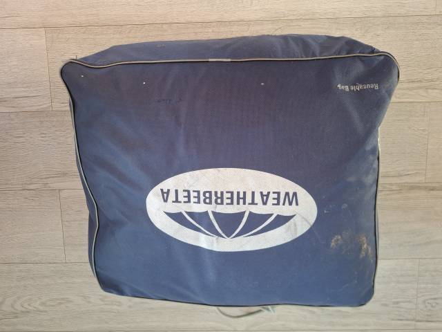 Couverture d'&eacute;curie Weatherbeeta jamais servie