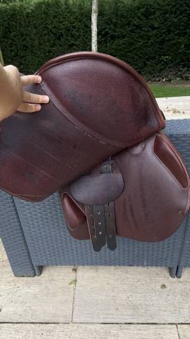 Selle en cuir brun, en excellent état