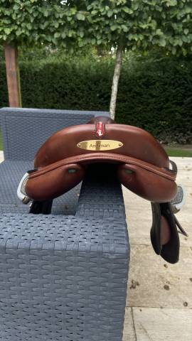 Selle en cuir brun, en excellent état