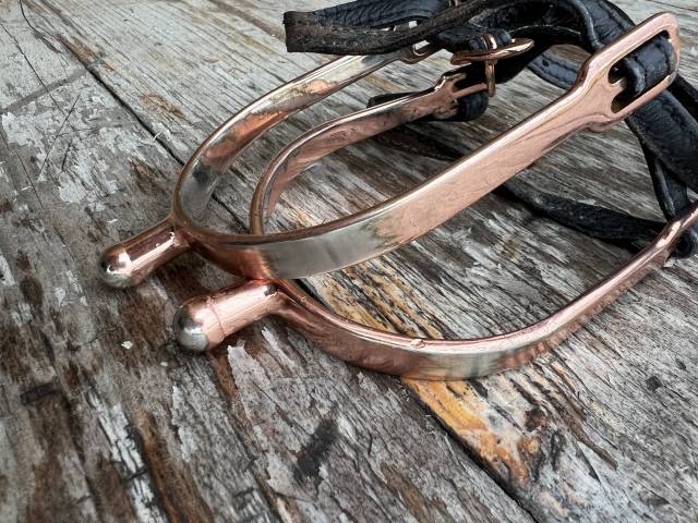 Éperons bout rond rose gold / or rose avec lanières