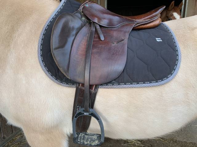 Selle stubben cuir 17,5pouces