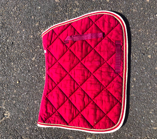 Tapis bordeaux rouge cheval HFI