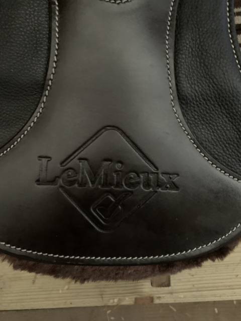 LeMieux - sangle bavette &laquo;&nbsp;mouton&nbsp;&raquo; cuir marron - 45cm