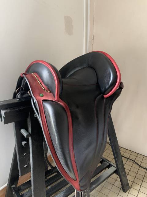 Vend Selle Venus Ludomar 2010 rouge et noire 