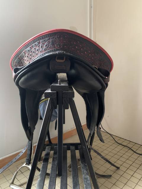 Vend Selle Venus Ludomar 2010 rouge et noire 