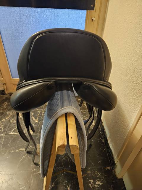 Selle de dressage Ikonic 17.5