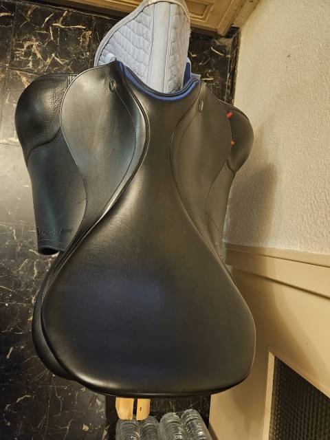 Selle de dressage Ikonic 17.5