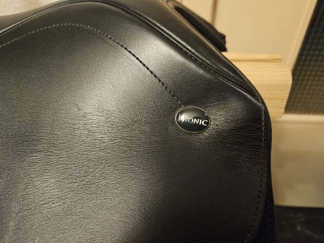 Selle de dressage Ikonic 17.5