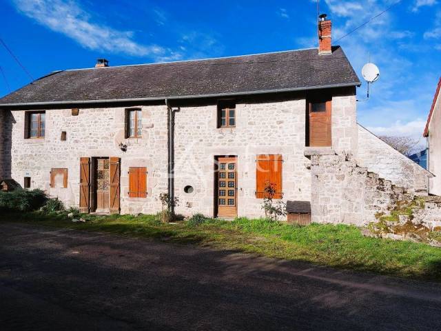 Ensemble b&acirc;tis avec environ 6ha80