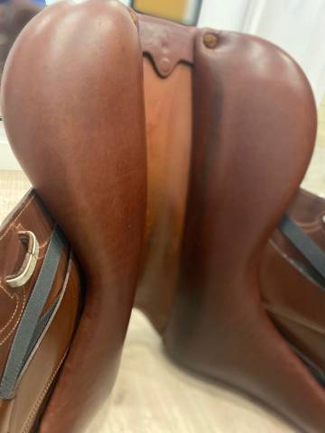 Selle dressage  en tres bien Etat SE37
