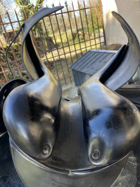 À  VENDRE SELLE DE DRESSAGE ÉQUIPE Emporio