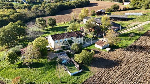 Exploitation Polyculture-Elevage avec grande maison et d&eacute;pendan