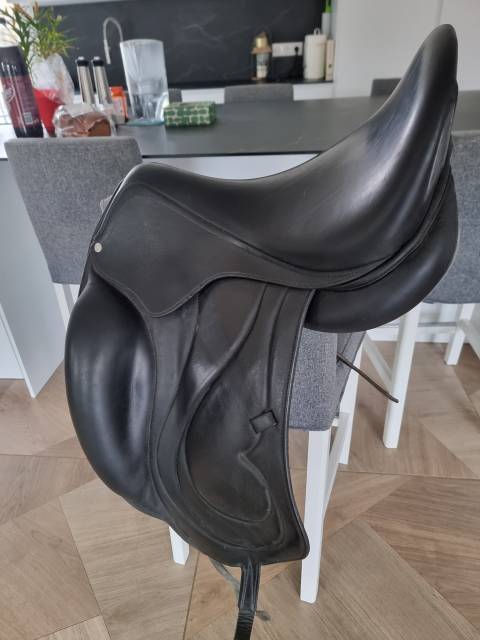 Vends Selle de Dressage Antar&egrave;s 17,5 pouces noire