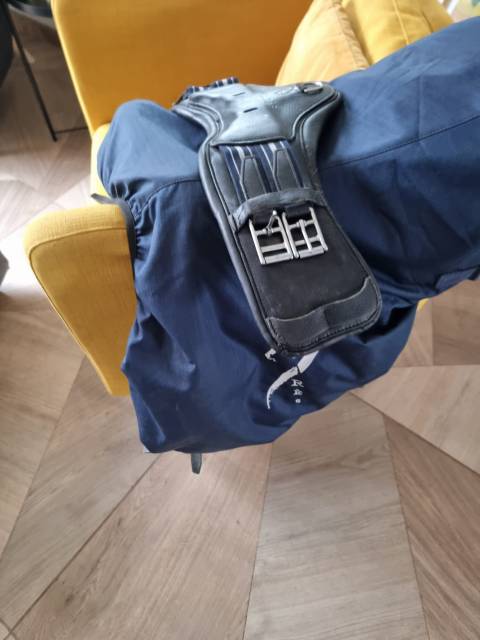 Vends Selle de Dressage Antar&egrave;s 17,5 pouces noire