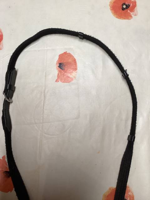 Bridon en cuir noir avec les coutures blanches 