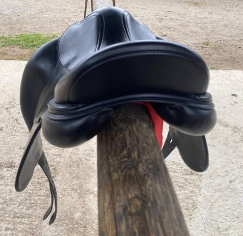 Selle de dressage &Eacute;quipe mod&egrave;le &Eacute;l&eacute;gance 17"5