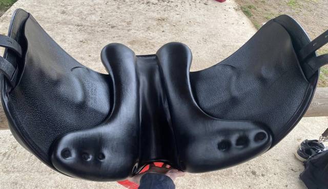 Selle de dressage &Eacute;quipe mod&egrave;le &Eacute;l&eacute;gance 17"5