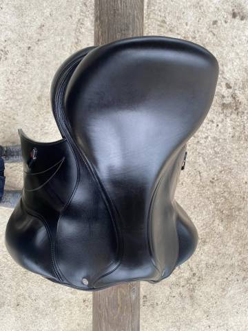 Selle de dressage &Eacute;quipe mod&egrave;le &Eacute;l&eacute;gance 17"5