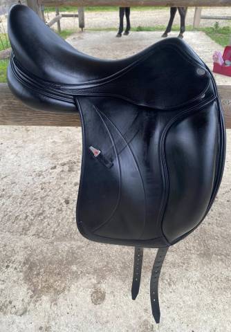 Selle de dressage &Eacute;quipe mod&egrave;le &Eacute;l&eacute;gance 17"5