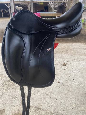 Selle de dressage &Eacute;quipe mod&egrave;le &Eacute;l&eacute;gance 17"5