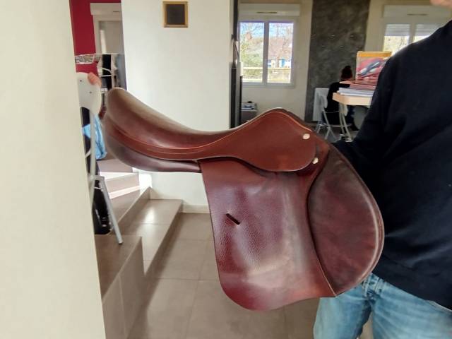 Selle mixte 17 pouces 1/2 bon état marque equipe