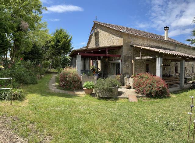 1 maison , 2 dépendances sur 4,5 hectares label bio