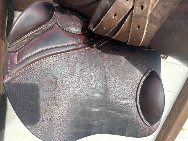  selle CDW de 2022, taille 17.5", couleur chocolat,