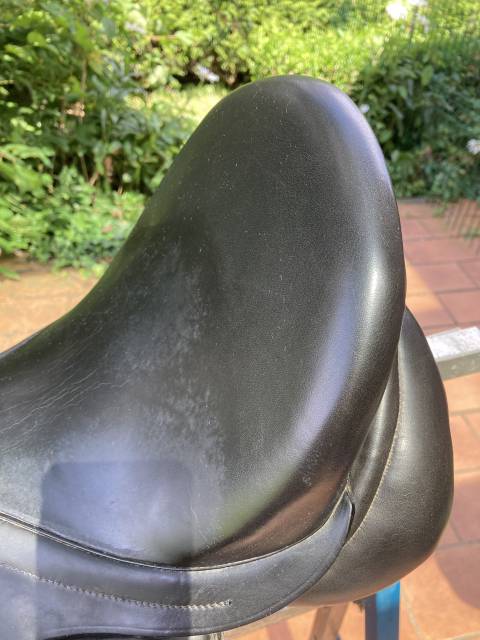 Selle de dressage. Cuir noir.