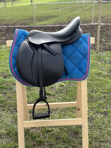 Selle équipée Fouganza noire 17,5 pouces 