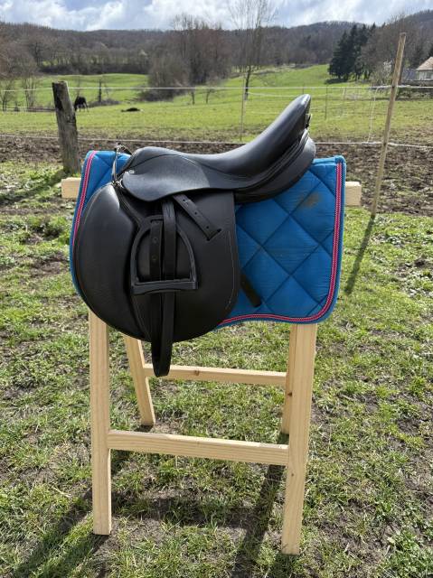 Selle équipée Fouganza noire 17,5 pouces 