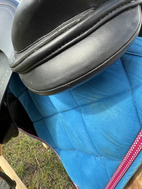 Selle équipée Fouganza noire 17,5 pouces 