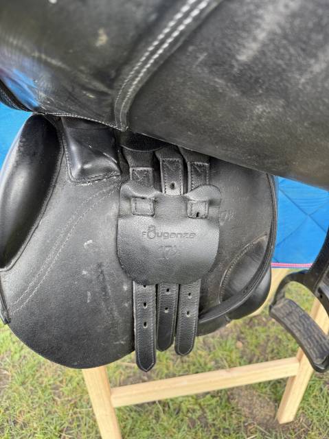 Selle équipée Fouganza noire 17,5 pouces 