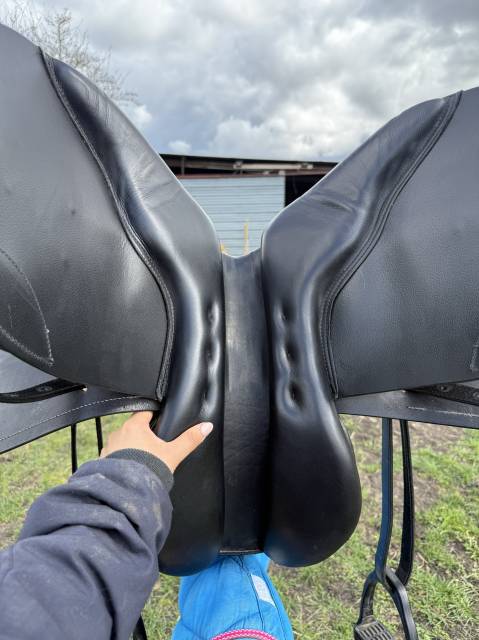 Selle équipée Fouganza noire 17,5 pouces 