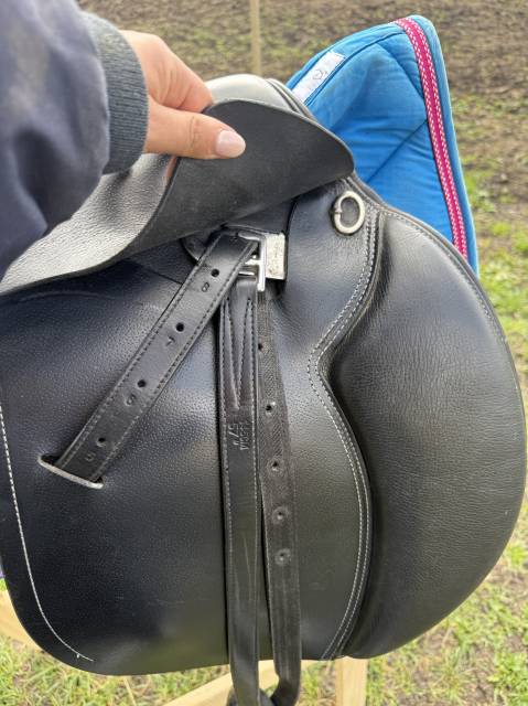 Selle équipée Fouganza noire 17,5 pouces 