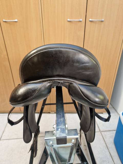 Selle dressage noire Eric Thomas Aix 17"