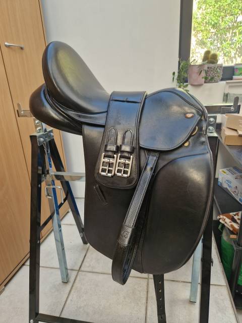 Selle dressage noire Eric Thomas Aix 17"