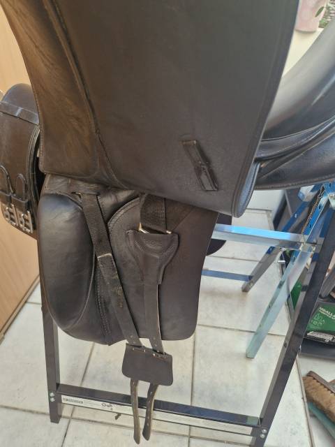 Selle dressage noire Eric Thomas Aix 17"